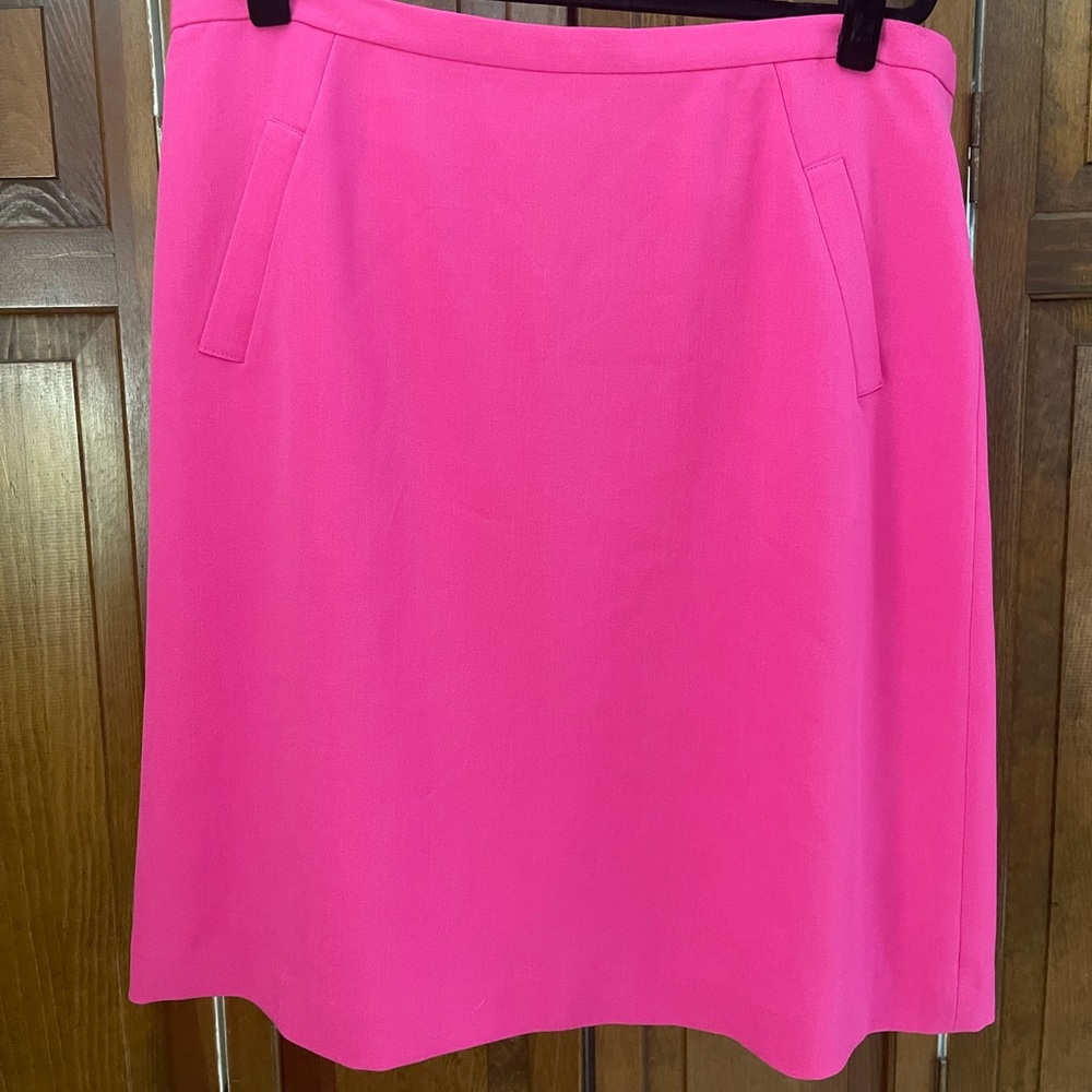 Kasper business skirt in pristine condition. Size 16, lined, multi-seasonal.